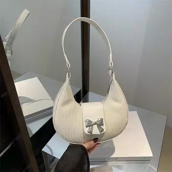 В этом году популярны банты, простые сумки через плечо, недорогие и универсальные зимние сумки под мышками. коричневый