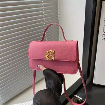 В этом году популярны небольшие фактурные сумки для женской моды.. Небольшие, стильные и универсальные сумки-мессенджеры — это небольшие квадратные сумки для поездок на работу. чёрный