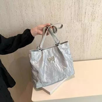 В этом году популярны новые модные женские сумки для поездок на работу 2024 года. Сумки-бабочки очень большого размера и женские повседневные сумки через плечо большой вместимости чёрный