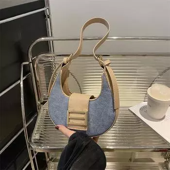 В этом году популярны простые и модные сумки.. Летом 2024 года поездка на работу будет небольшой и свежей, а женские плечи под мышками чёрный