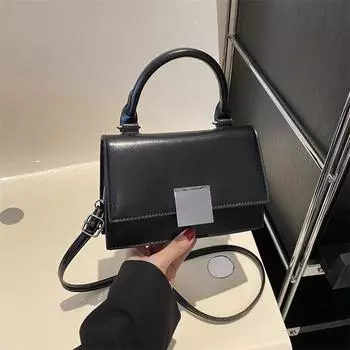 В этом году популярны ретро-сумки небольшого размера, а зимней новинкой моды стали универсальные сумки через плечо с фактурной отделкой в гонконгском стиле для женщин. чёрный