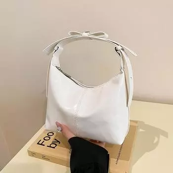 В этом году популярны сумки большого объема, женские сумки, однотонные новинки осени 2024 года, сумки через плечо и подмышки, а также в тренде сумки-тоут для поездок на работу. белый