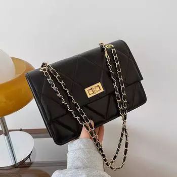 В этом году популярны сумки-цепочки, клетчатые модные сумки через плечо, модные сумки-мессенджеры в иностранном стиле и повседневные сумки для поездок на работу. чёрный