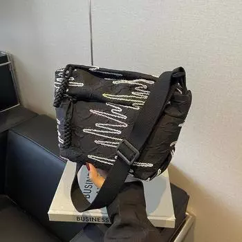 В этом году популярны сумки из нейлоновой ткани, очаровательная, легкая, прочная, устойчивая, вышитая, красивая сумка на одно плечо с диагональным поперечным ремнем