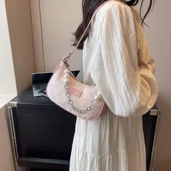 В этом году популярны сумки-подмышки, переносные сумки на цепочке из жемчуга, модные универсальные женские сумки для поездок на работу, сумки-мессенджеры в заграничном стиле. синий