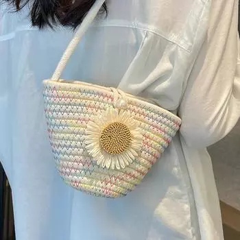 В этом году популярны сумки ручной работы, модные женские сумки-мессенджеры, женские пляжные сумки в заграничном стиле и женские