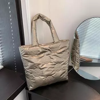 В этом году популярны высококачественные вместительные глянцевые сумки подмышками с углублениями. Новые осенние и зимние женские сумки — это портативные сумки через плечо. белый
