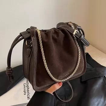 В этом году популярные маленькие сумки для женщин, универсальная сумка через плечо в стиле ретро 2024 года с матовой цепочкой чёрный
