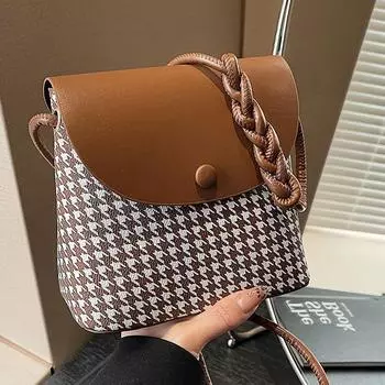 В этом году популярные нишевые сумки для женщин. Фактурные сумки-мессенджеры через плечо — модные и универсальные сумки-ведра для женщин. коричневый