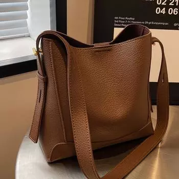 В этом году популярными небольшими сумками являются женская осенне-зимняя универсальная сумка-мессенджер 2024 года в стиле ретро, женская фактурная сумка-ведро. чёрный