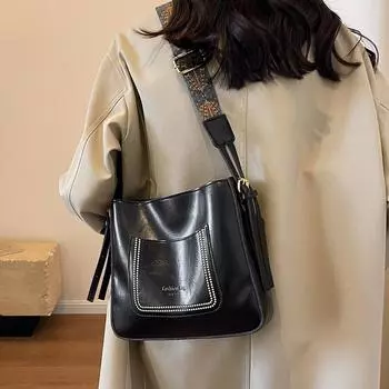 В этом году популярными небольшими сумками являются женские осенне-зимние универсальные 2024 новые ретро широкополосные сумки-мессенджеры через плечо женская сумка-ведро. чёрный