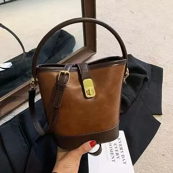 В этом году популярными небольшими сумками являются женские осенне-зимние универсальные сумки-мессенджеры 2024 года в стиле ретро, женские переносные сумки-ведра. коричневый