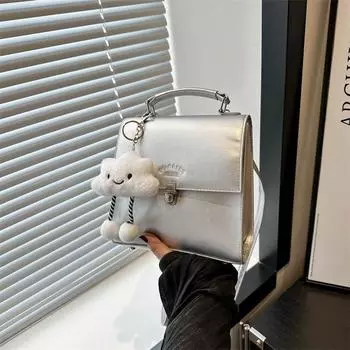 В этом году среди женских сумок-мессенджеров 2024 года популярны легкие роскошные ретро-рюкзаки с однотонным принтом и однотонным креплением на одно плечо. no pendant чёрный