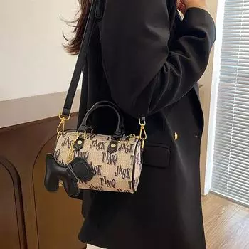 В этом году сумки Boston пользуются популярностью среди женщин: новые модные сумки-мессенджеры осени и зимы 2024 года, популярные переносные сумки-подушки. чёрный