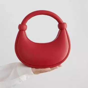 В этом году суперпопулярными стали серебристые небольшие сумки для переноски, которые пользуются большой популярностью среди элитных сумок-мессенджеров из натуральной кожи с полумесяцем, сумок для мобильных телефонов. серебряный