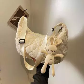 В этом году в 2024 году среди женщин будут популярны сумки в форме ромба большой вместимости, а также новый стиль художественных и универсальных пельменей в виде знаменитостей из Интернета