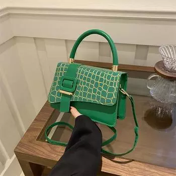 В этом году женские сумки с крокодиловым узором пользуются популярностью.. Летом 2024 года выйдет новая простая сумка-мессенджер с пряжкой и текстурой. чёрный