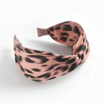 В коллекции Dongdaemun есть универсальная повязка на голову с леопардовым принтом из той же ткани, простая перекрестная повязка на голову Mori, широкая повязка на голову.