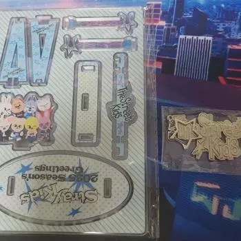 В комплект Stray Kids 2025 входят герметичные акриловые подставки и герметичный брелок.