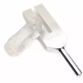 В комплект входит хрустальный тюнер, хрустальный чехол