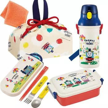 В комплект входит мини-полотенце Skater из 4 предметов с изображением друзей Томаса, антибактериальный квадратный ланч-бокс 450 мл, пластиковая бутылка для воды Trio Drawstring и