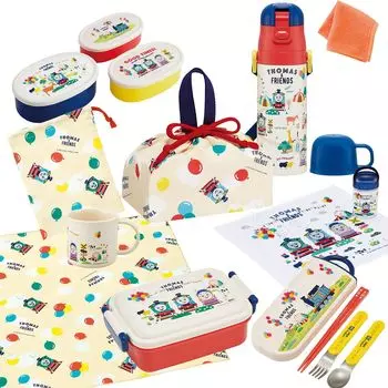 В комплект входит мини-полотенце Skater из 9 предметов из серии «Друзья Томаса», антибактериальный квадратный ланч-бокс 450 мл, трио, двухсторонняя бутылка для воды, сумка для стакана, антибактериальная