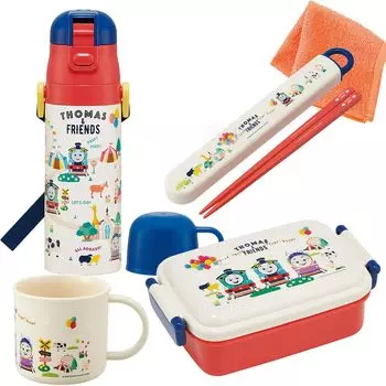 В комплект входит мини-полотенце Skater из 4 предметов «Друзья Томаса», антибактериальная квадратная коробка для бенто 450 мл, коробка для палочек для еды, чашка, бутылка для воды 2WAY & &