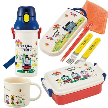 В комплект входит мини-полотенце Skater из 4 предметов с героями мультфильма «Друзья Томаса», антибактериальный квадратный ланч-бокс, 450 мл, пластиковая бутылка для воды Trio Cup и