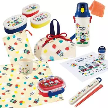 В комплект входит мини-полотенце Skater, набор из 9 предметов из серии «Друзья Томаса», антибактериальная коробка для ланча с сердцевиной 270 мл, пластиковая бутылка для воды с палочками для еды на шнурке