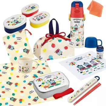 В комплект входит мини-полотенце Skater, набор из 9 предметов из коллекции Thomas Friends, алюминиевая коробка для бенто, 370 мл, палочки для еды, коробка для палочек, затягивающаяся на шнурок, 2-сторонняя бутылка для воды, сумка для стакана