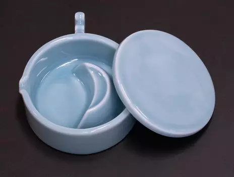 В комплект входит небольшой держатель для кистей Kobaido Sumiike Celadon