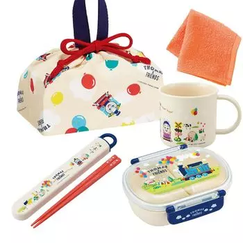 В комплект входит полотенце Skater Mini из 4 предметов из серии «Друзья Томаса», антибактериальная коробка для завтрака с сердечником 360 мл, набор палочек для еды, стаканчик с завязками и т. д.