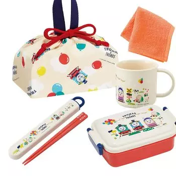 В комплект входит полотенце Skater Mini из 4 предметов «Друзья Томаса», антибактериальная квадратная коробка для бенто 450 мл, набор палочек для еды, стаканчик с завязками и т. д.