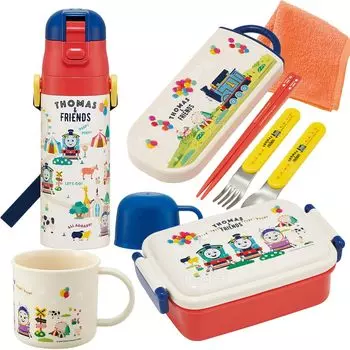 В комплект входит полотенце Skater Mini из 4 предметов из коллекции «Друзья Томаса», антибактериальная квадратная коробка для бенто 450 мл, три чашки, бутылка для воды 2WAY и