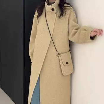 В комплекте небольшая сумка через плечо. Пальто с воротником-стойкой и двухсторонним шерстяным покрытием. Женское шерстяное пальто средней длины, облегающее фигуру. S