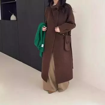 В комплекте небольшая сумка через плечо. Пальто с воротником-стойкой и двухсторонним шерстяным покрытием. Женское шерстяное пальто средней длины, облегающее фигуру. S