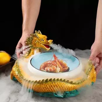 В отеле Panlong есть столовые приборы с сухим льдом, ресторан с говяжьим рагу в форме лодочки, креативная расстановка тарелок и художественные блюда.