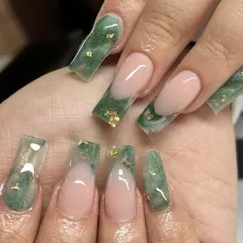 В упаковке 24 штуки квадратных ногтей средней длины изумрудно-зеленого цвета, нежные накладные ногти в стиле ретро, сто одинаковых телесных цветов, белый износ ногтей None