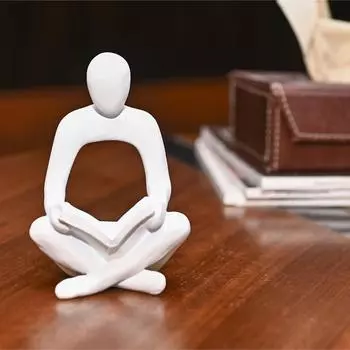 Вдумчивые подарки для мужчин – Статуэтка Мыслителя Современная абстрактная скульптура из смолы с книгой | Маленькая белая фигурка глубокомыслящего, держащего книгу