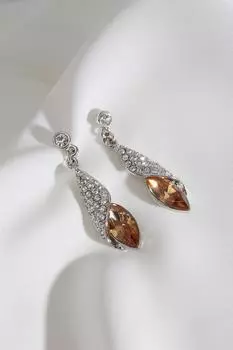 Вечернее платье медового цвета с камнями и серебряные серьги цвета