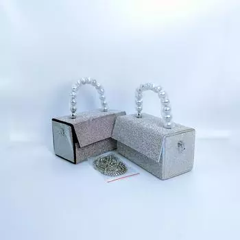 Вечерняя сумочка с цепочкой и блестящими бриллиантами в виде бабочки и цветка