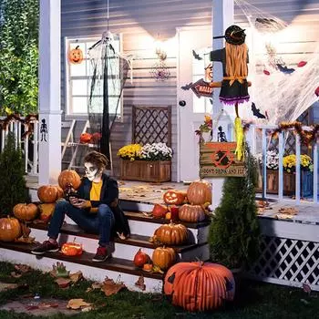 Ведьма врезается в украшение дерева Ведьмин декор снаружи ведьминской двери во дворе Ведьмы Забавная вечеринка Страшная фиолетовый