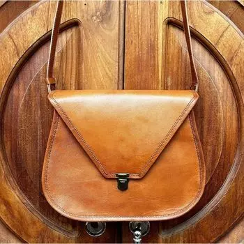 Великолепная женская сумочка через плечо из мягкой кожи с длинным ремешком и застежкой-защелкой. 9 x 12 x 3 in дубильная кора