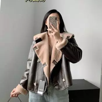 Великолепный взрыв, интегрирован новый мех из шерсти мериноса, а австралийская шерстяная женская короткая модель надета с обеих сторон. M темно-коричневого