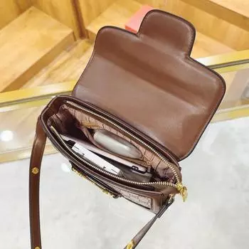 Versatile small square saddle bag women s 2025 new retro printed horse seat buckle underarm messenger bag коричневый