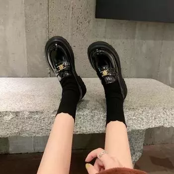 Версия из овчины тех же маленьких кожаных туфель Женские британские туфли с круглой головкой Arc De Triomphe и золотой пряжкой на толстой подошве и толстом каблуке из кожи 35