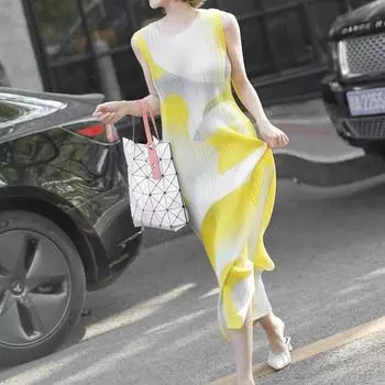 Весенне-летнее платье средней длины. Новый цветовой блок. Контрастный темперамент. Цветовой градиент. Круглый вырез. Плиссированная майка. Юбка. One Size жёлтый