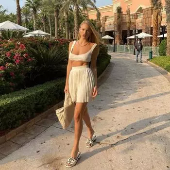 Весенне-летний женский шерстяной трикотажный костюм с короткими юбками и маленьким бюстгальтером в складку S хаки