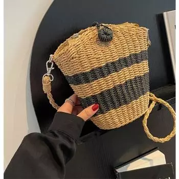 Весенне-летняя популярная маленькая тканая сумка для женщин. 2024 Новая модная и стильная текстурированная сумка через плечо. Универсальная тканая сумка-ведро травы.