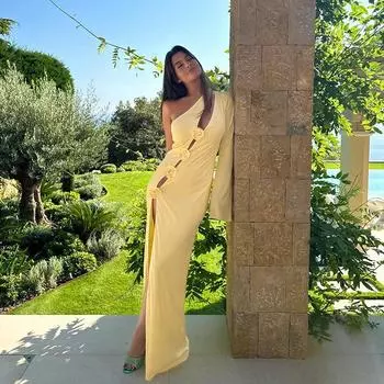 Весеннее женское модное платье с косым плечом, одним рукавом, ажурной розой, высоким разрезом S жёлтый